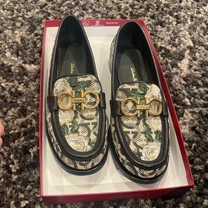 Ferragamo Loafers, excellent condition, worn once. Size 7 1/2.